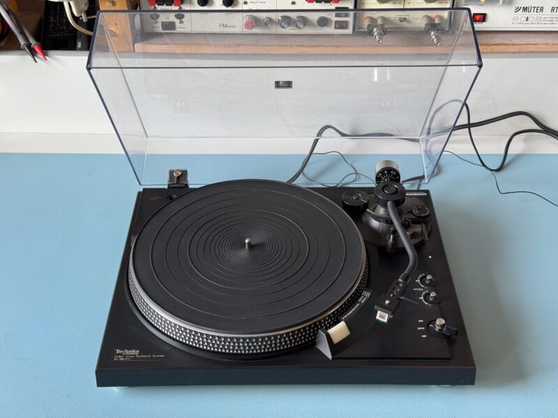 Direct-Drive Plattenspieler Technics SL-2000